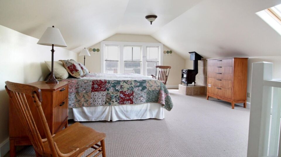 hawks view cottages, lodges, & suites marquette suite