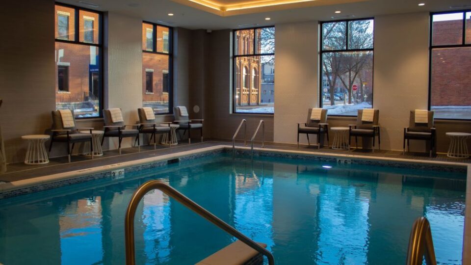 hotel 44 pool la (1)