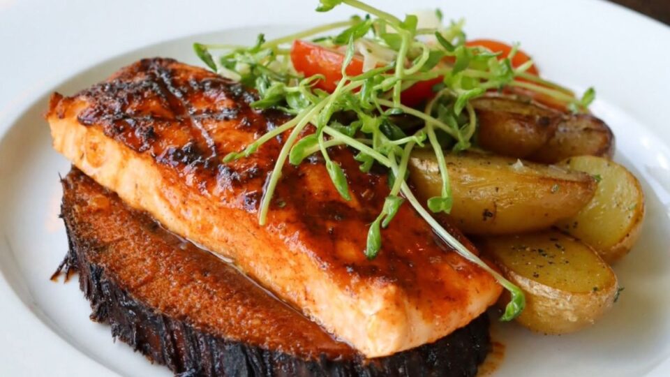 signatures grill salmon plate.jpg (1)