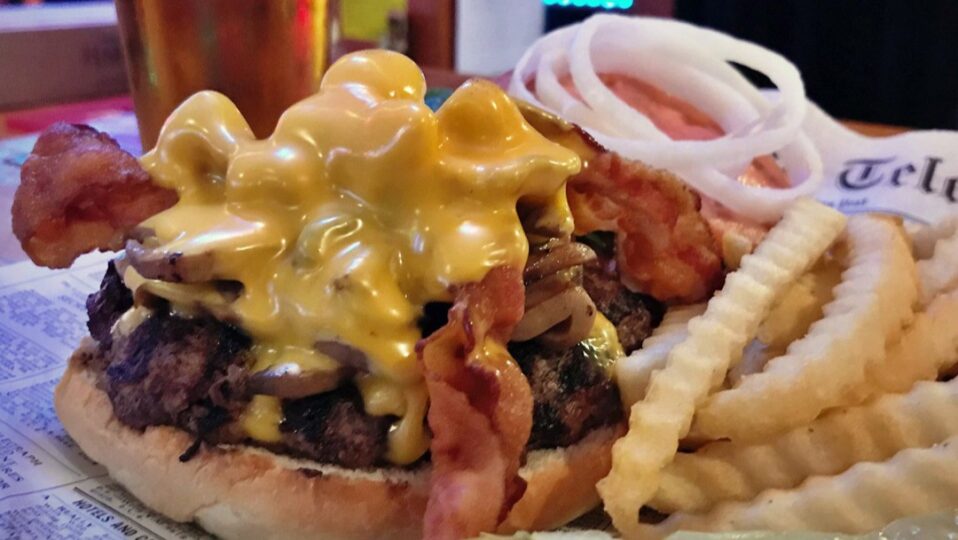 Wellingtons-Burger-Winona-Minnesota-Pub-Restaurant-Beer