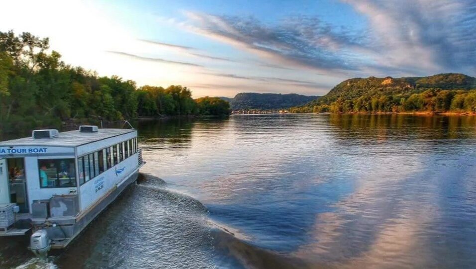 winona tour boat 17